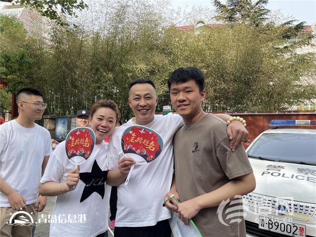 直擊高考：旗袍、紅T恤還不夠 有家長帶上萌寵來送考
