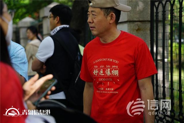 直擊高考：旗袍、紅T恤還不夠 有家長帶上萌寵來送考