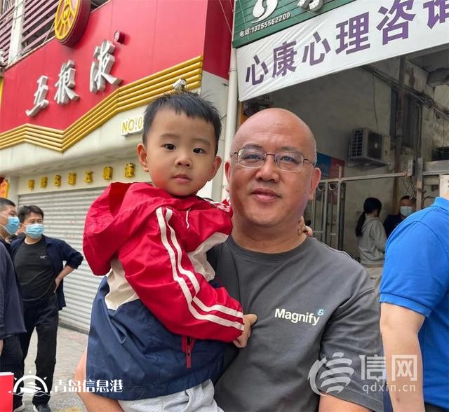 直擊高考：旗袍、紅T恤還不夠 有家長帶上萌寵來送考