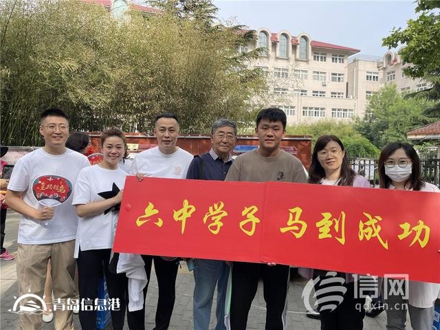 直擊高考：旗袍、紅T恤還不夠 有家長帶上萌寵來送考