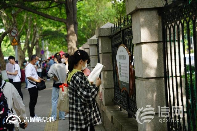 直擊高考：旗袍、紅T恤還不夠 有家長帶上萌寵來送考