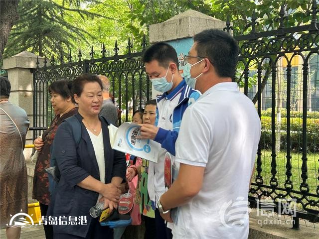 直擊高考：旗袍、紅T恤還不夠 有家長帶上萌寵來送考