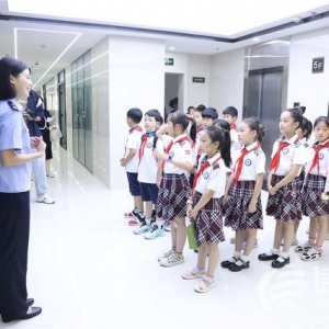 鎮(zhèn)小學(xué)子走進(jìn)青島反詐中心 沉浸式體驗電詐辦案現(xiàn)場