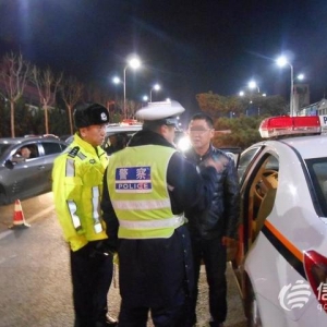 飲酒司機(jī)躲查車(chē)沖進(jìn)死胡同 檢測(cè)后方知還沒(méi)達(dá)標(biāo)