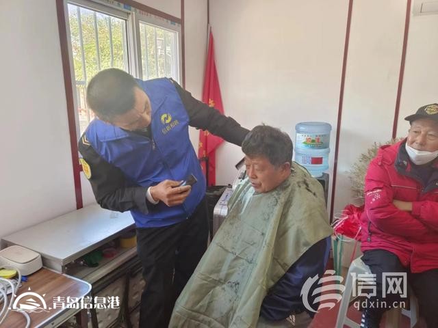 寒風(fēng)凜冽服務(wù)不停 信新相映便民服務(wù)大集走進書院路社區(qū)