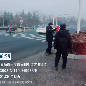 同和執(zhí)法中隊“安全第一，拆除戶外廣告牌”