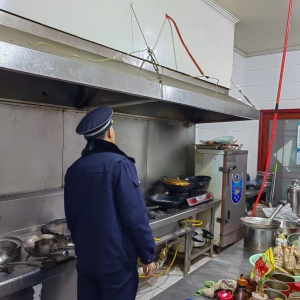 南村執(zhí)法中隊(duì)“信用+”開展餐飲油煙執(zhí)法檢查！