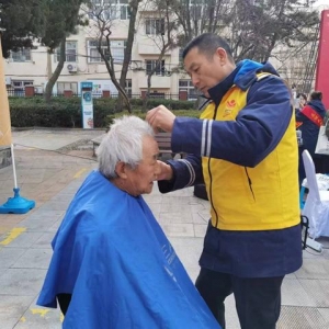 信新相映走進八大湖公園 讓雷鋒精神在志愿者心中扎根