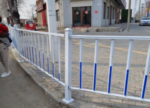 護欄受損及時修復(fù)，道路出行安全為先