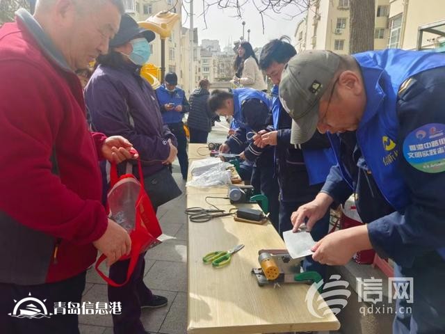 “一站式”幫居民解難題 香港中路街道開(kāi)展便民服務(wù)大集