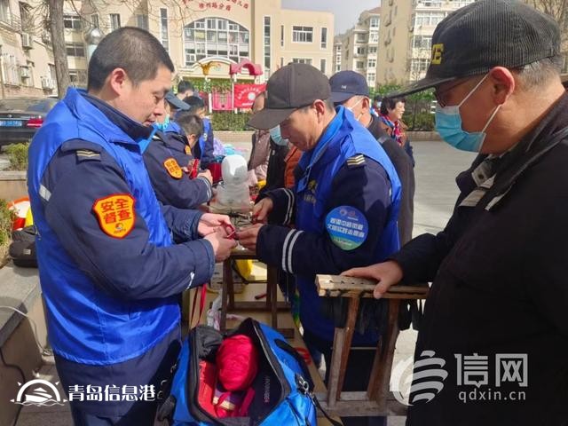 “一站式”幫居民解難題 香港中路街道開(kāi)展便民服務(wù)大集