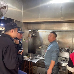 平度市東閣街道執(zhí)法中隊(duì)整治餐飲油煙，讓“煙火氣”不再擾民 ...