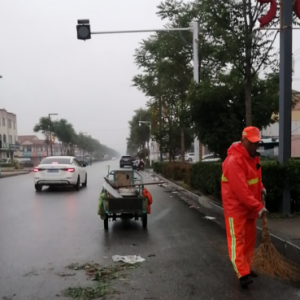 金陽(yáng)光環(huán)衛(wèi)冒雨清理大集，保障轄區(qū)環(huán)境 干凈整潔