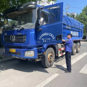 平度市東閣街道執(zhí)法中隊加強(qiáng)揚(yáng)塵污染整治，守護(hù)“夏日藍(lán)” ...