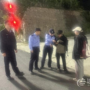 兩名大學(xué)生好奇探險被困山崖 嶗山警方緊急實(shí)施救援