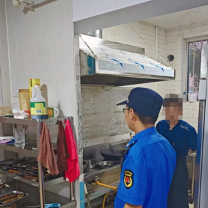 平度市東閣街道執(zhí)法中隊聚焦群眾訴求，全力整治餐飲油煙擾民 ...