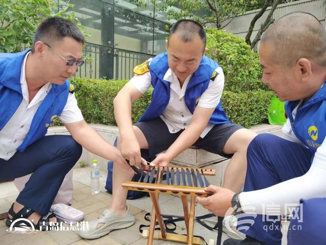 信新相映走進錦苑社區(qū) 志愿者磨刀、維修鍋具樣樣在行