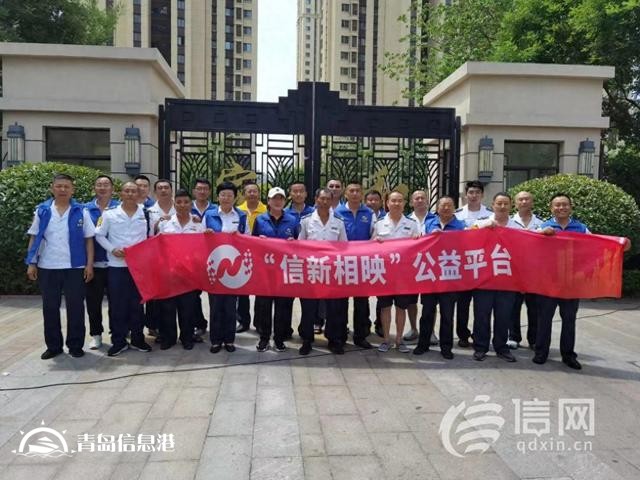 信新相映走進錦苑社區(qū) 志愿者磨刀、維修鍋具樣樣在行