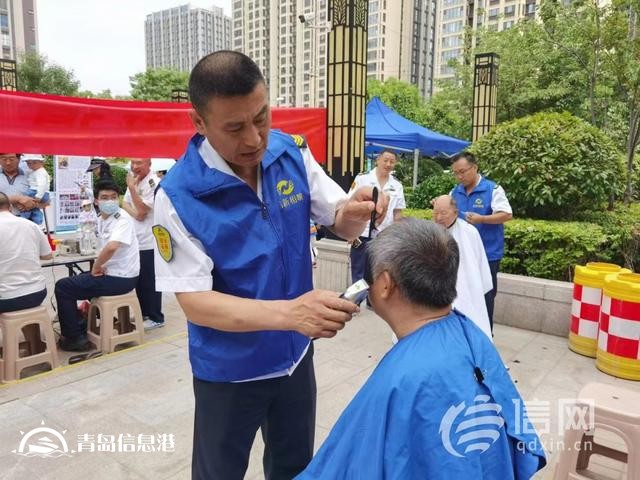 信新相映走進錦苑社區(qū) 志愿者磨刀、維修鍋具樣樣在行