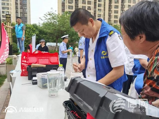 信新相映走進錦苑社區(qū) 志愿者磨刀、維修鍋具樣樣在行