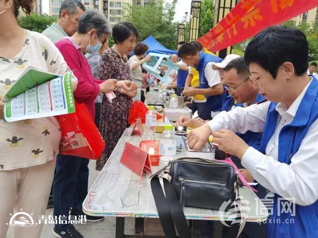 信新相映走進錦苑社區(qū) 志愿者磨刀、維修鍋具樣樣在行