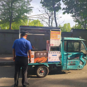 暖心護(hù)?！獌?yōu)化校園周邊市容環(huán)境秩序