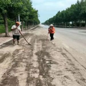 清理路面積土，恢復(fù)道路本色