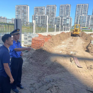 鳳臺執(zhí)法中隊加強在建工地揚塵治理，守護城市藍天白云