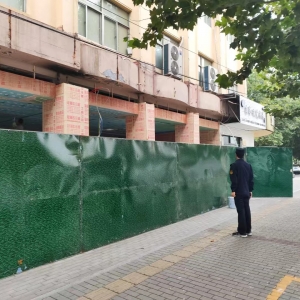 平度市東閣街道執(zhí)法中隊整治違規(guī)占道圍擋，還路于民