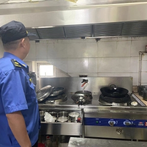 平度市東閣街道執(zhí)法中隊“信用+”嚴(yán)抓餐飲油煙治理