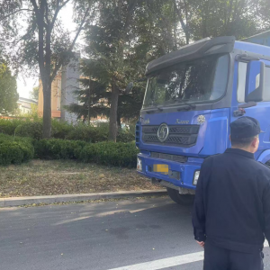 平度市東閣街道執(zhí)法中隊整治揚塵污染，留住清新空氣