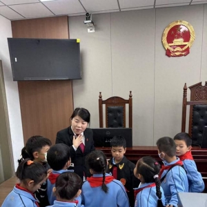 李滄法院聯(lián)合廣水路小學(xué)開(kāi)展法治研學(xué)暨環(huán)保宣傳活動(dòng)