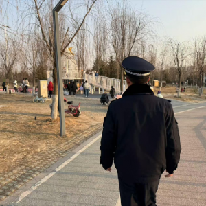 平度市鳳臺(tái)執(zhí)法中隊(duì)：公園護(hù)綠執(zhí)法進(jìn)行時(shí)，宣傳與監(jiān)管同行 ...