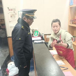 李園街道綜合行政執(zhí)法中隊(duì)：整治餐飲“油煙味”，守護(hù)城市“煙火氣” ...