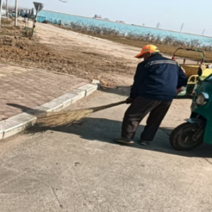 清理路面積土，營(yíng)造干凈整潔的城鎮(zhèn)環(huán)境