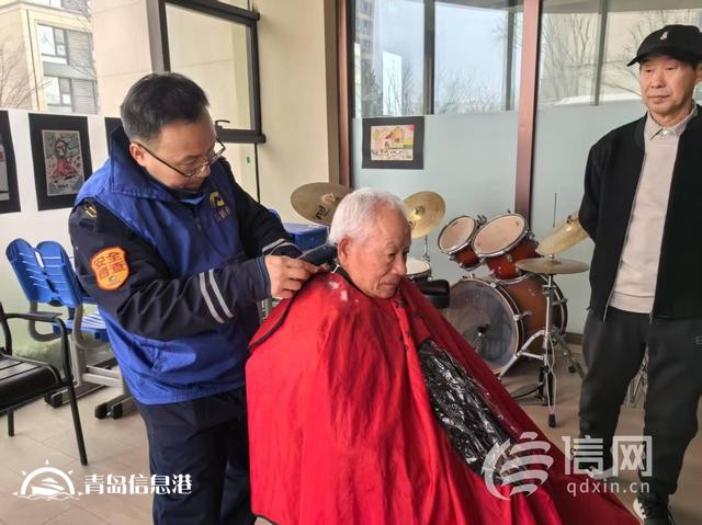 ?臺(tái)柳路社區(qū)開(kāi)展“紅柳情”便民小專(zhuān)場(chǎng)活動(dòng) 磨刀服務(wù)又添“新”力