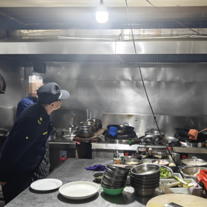 平度市東閣街道執(zhí)法中隊(duì)“信用+”嚴(yán)管餐飲油煙，守護(hù)“煙火氣” ...