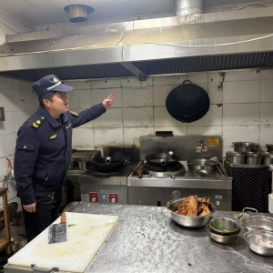 平度市東閣街道執(zhí)法中隊(duì)開展餐飲油煙整治，解決群眾油煙“煩心事” ...