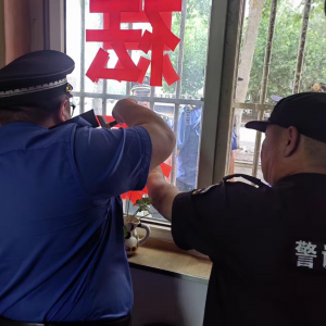 平度市鳳臺執(zhí)法中隊：隊員齊發(fā)力 開展小廣告專項治理行動
